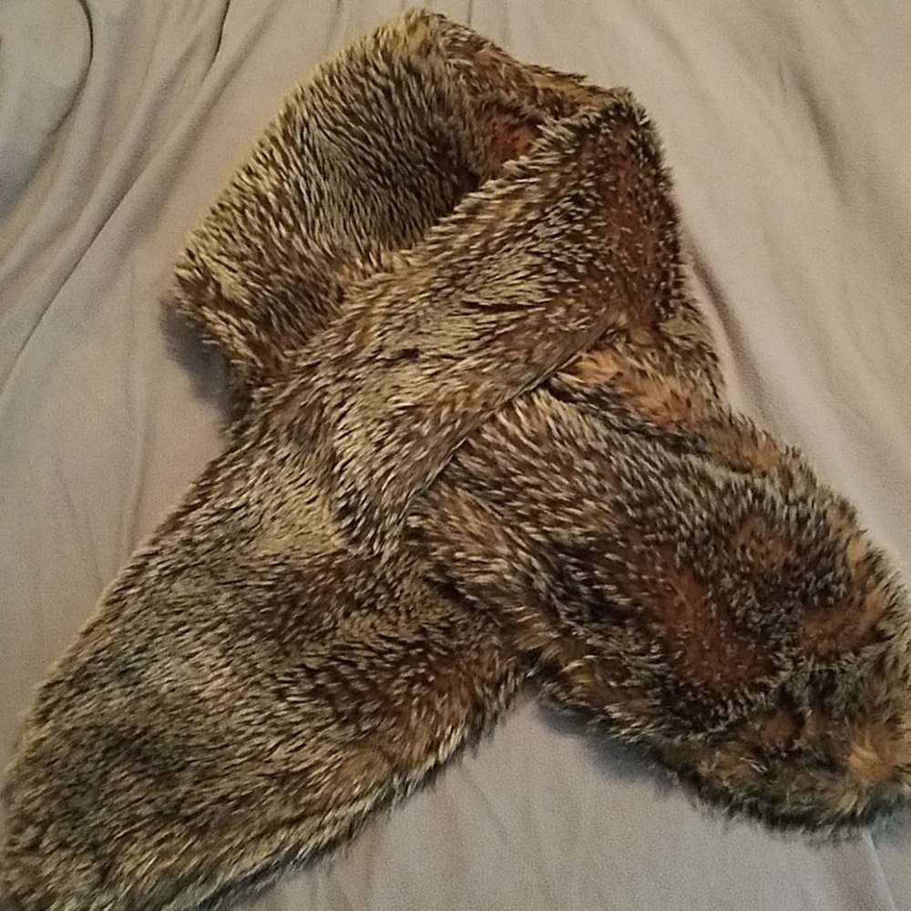 GAP FAUX FUR SCARF